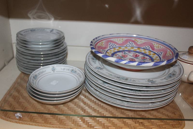 lot 10 image: Elington China Set