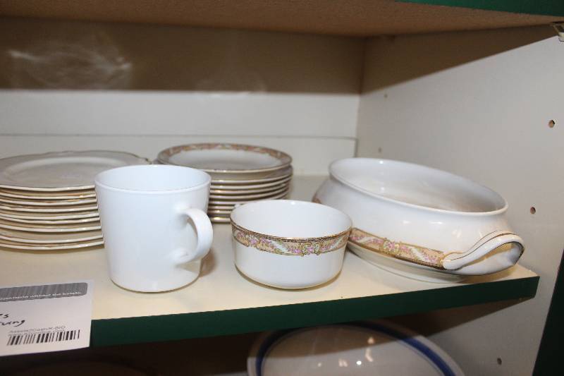 lot 13 image: Homer Laughlin China Set