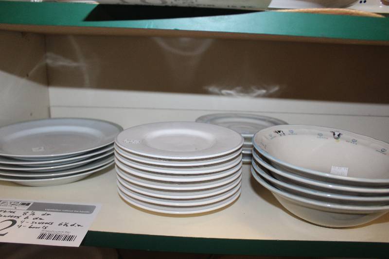lot 12 image: Tienshan China Set