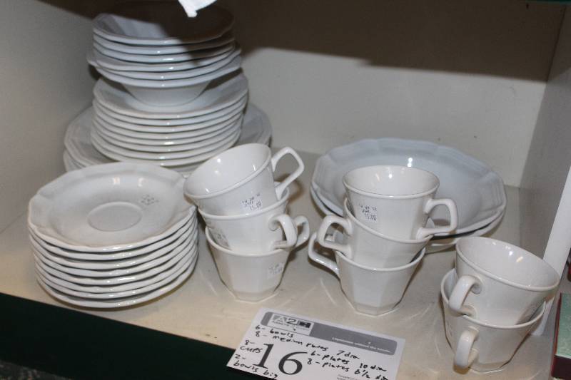 lot 16 image: China Set