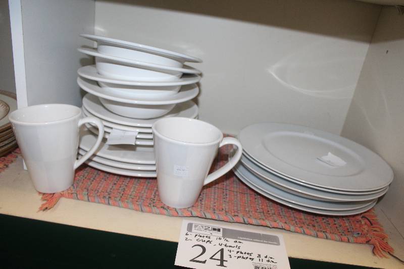 lot 24 image: Nautica China Set