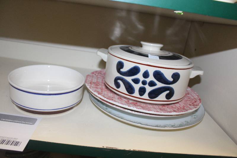 lot 20 image: Half Shelf Lot of Kitchen Ceramics