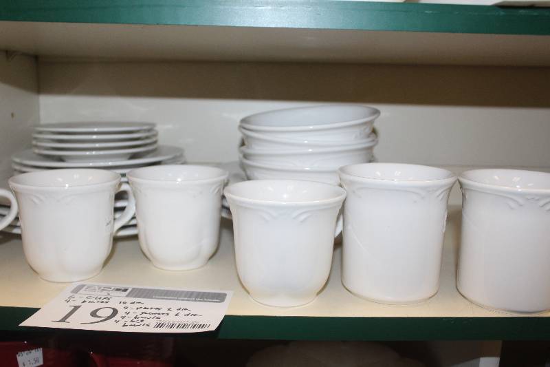 lot 19 image: China Set