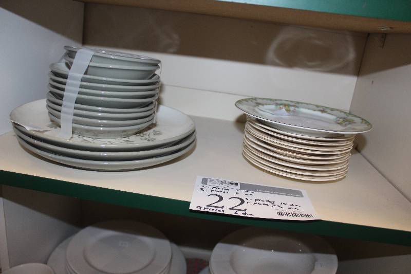 lot 22 image: Crown Potteries China Set