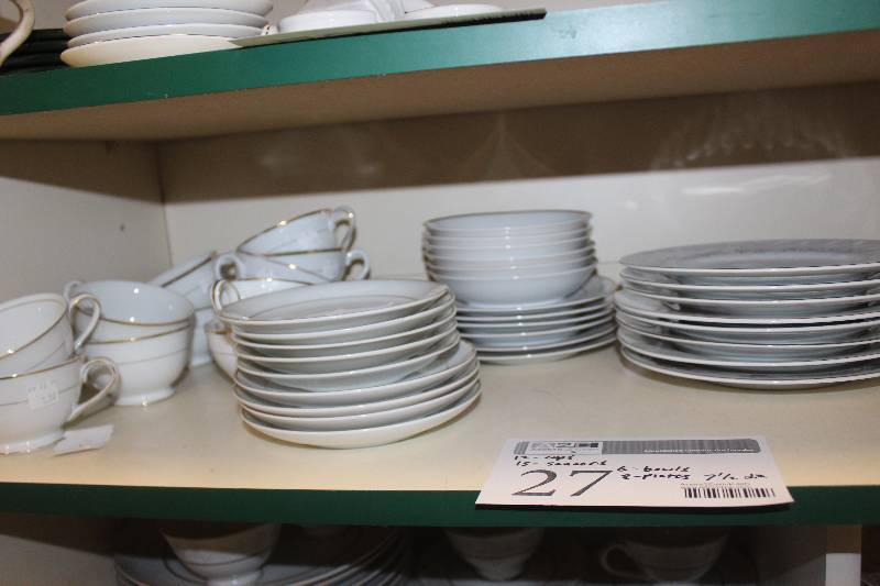 lot 27 image: China Set