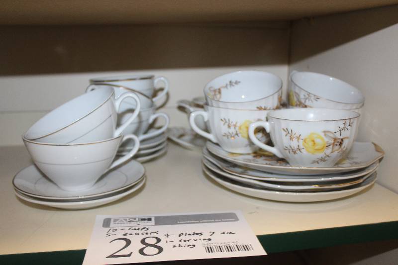 lot 28 image: China Set