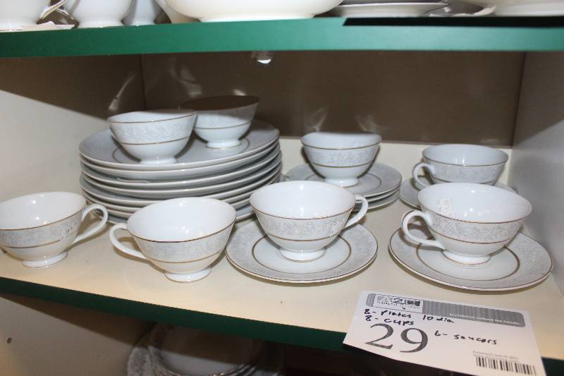 lot 29 image: QueensBrocade China Set