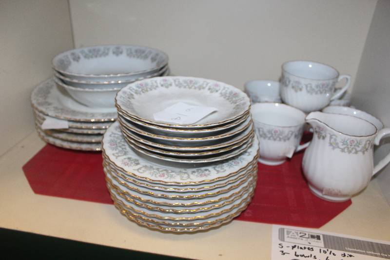 lot 31 image: China Set