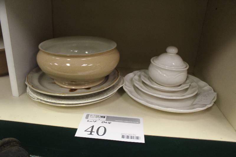 lot 40 image: China Set