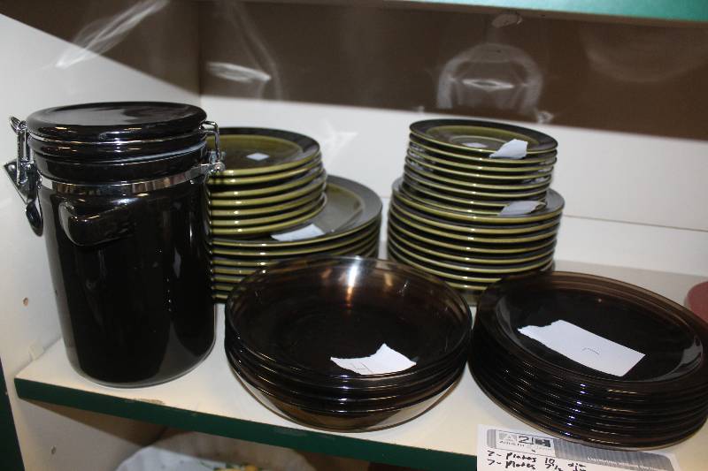 lot 41 image: Half Shelf Lot of Kitchen Ceramics