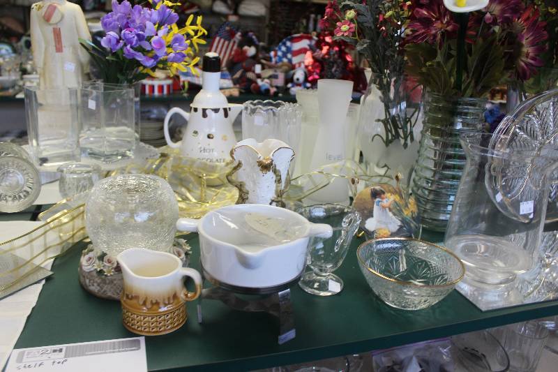 lot 49 image: Top Shelf Lot of Miscellaneous Glassware