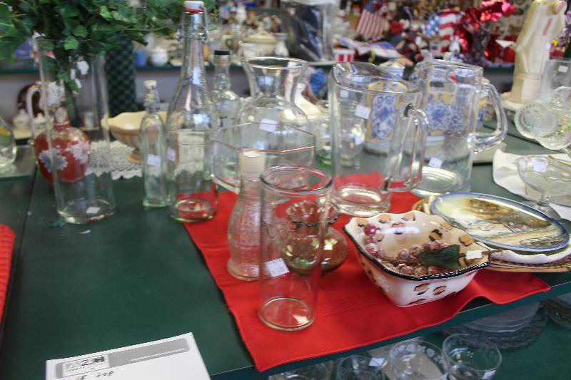 lot 48 image: Top Shelf Lot of Miscellaneous Glassware