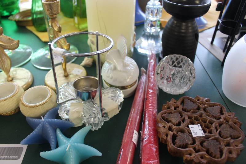 lot 95 image: Half Shelf Lot of House Table Decorations