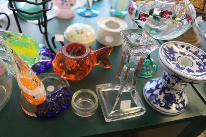 lot 96 image: Half Shelf Lot of House Table Decorations