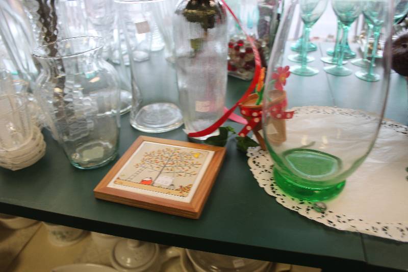 lot 98 image: Half Shelf Lot of House Table Decorations
