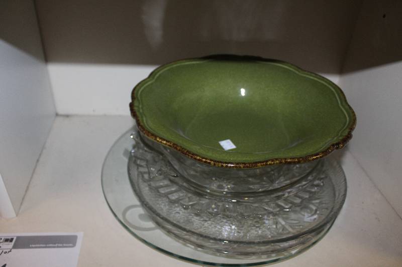 lot 64 image: Shelf Lot of Miscellaneous Glassware