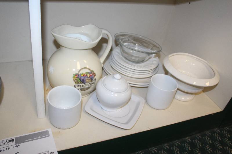 lot 86 image: Shelf Lot of Miscellaneous Glassware