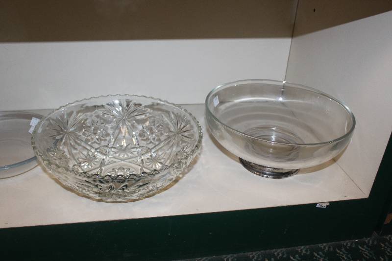 lot 68 image: Shelf Lot of Miscellaneous Glassware