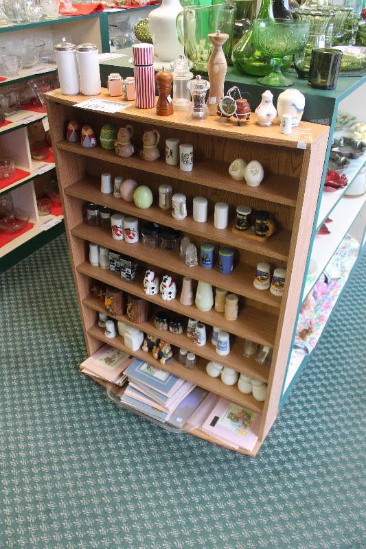 lot 100 image: Shelf Lot of Salt & Pepper Shakers And Shelf