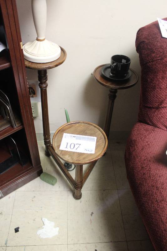 lot 107 image: Living Room End Table