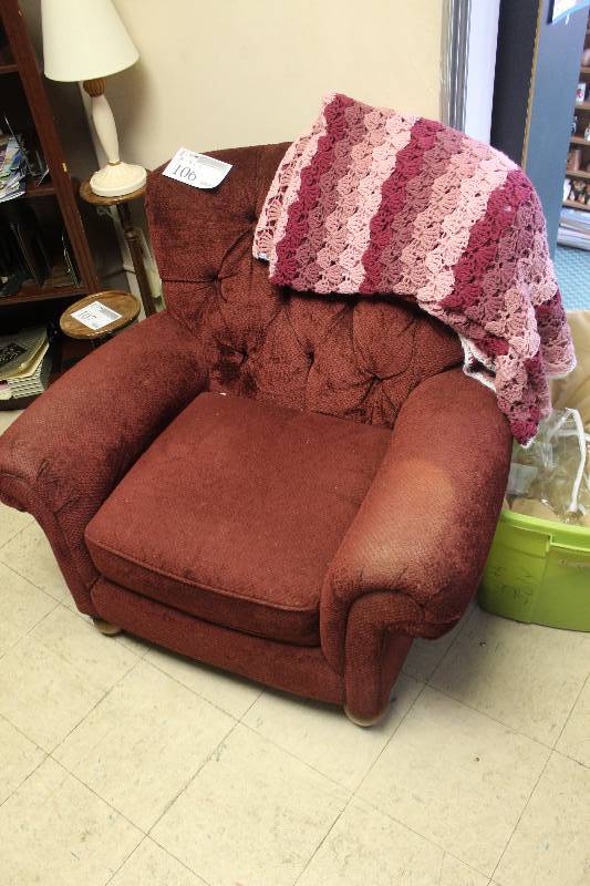 lot 106 image: Living Room Chair