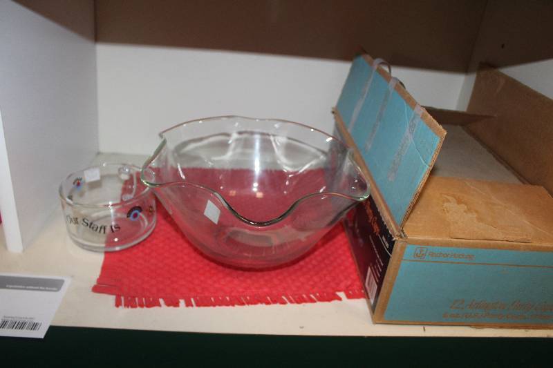 lot 76 image: Shelf Lot of Miscellaneous Glassware