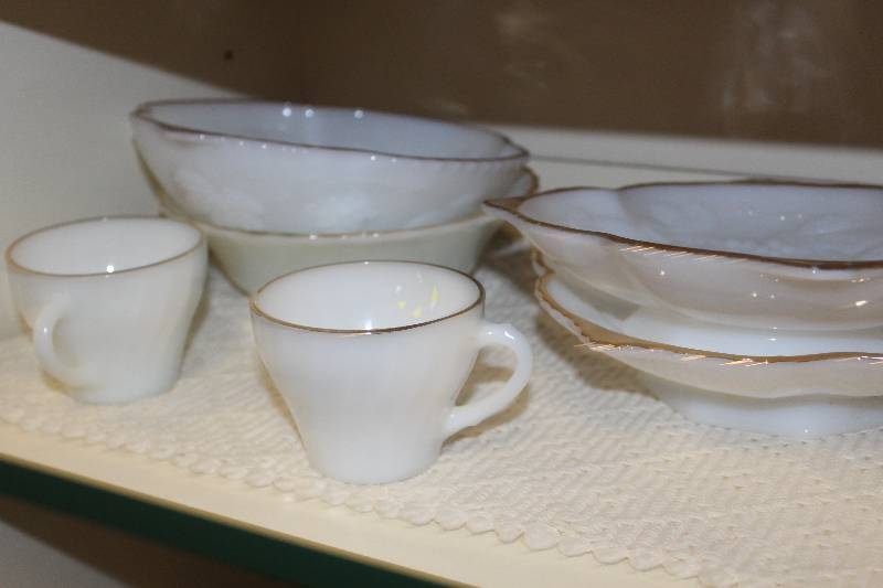 lot 78 image: Shelf Lot of Miscellaneous Glassware