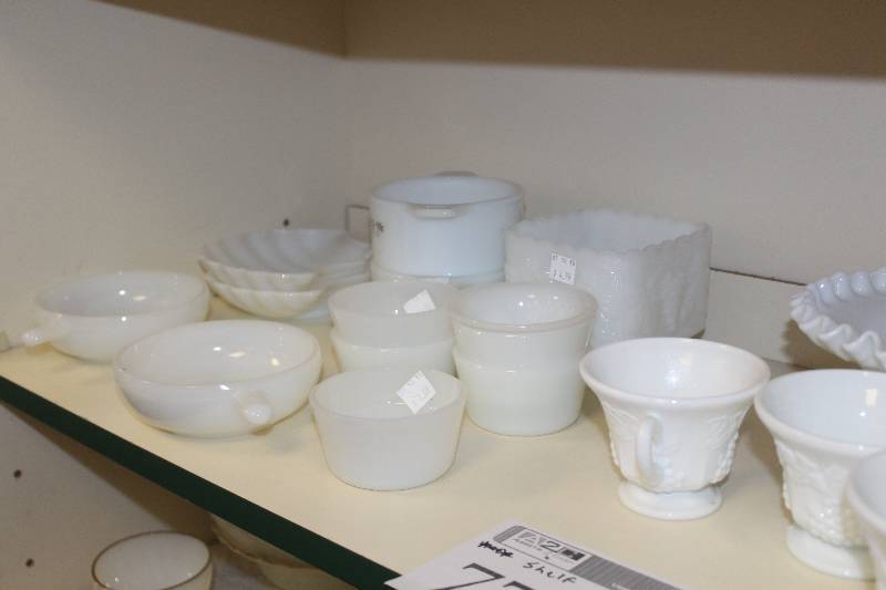 lot 77 image: Shelf Lot of Miscellaneous Glassware