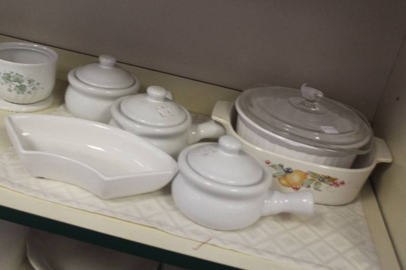 lot 81 image: Shelf Lot of China