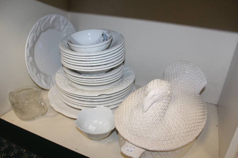 lot 83 image: Shelf Lot of China