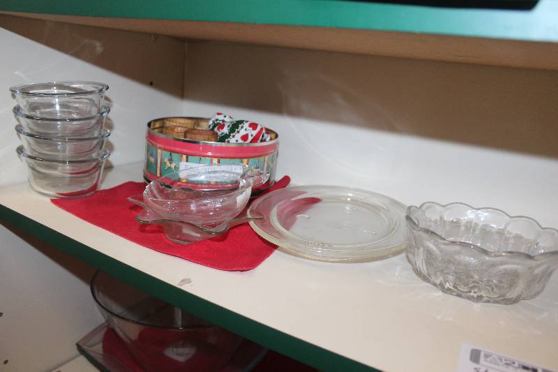 lot 70 image: Shelf Lot of Miscellaneous Glassware