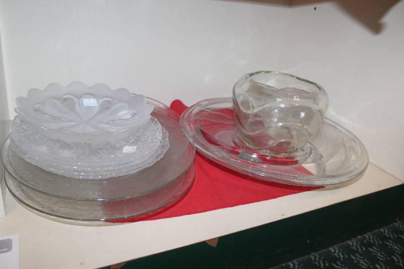 lot 72 image: Shelf Lot of Miscellaneous Glassware