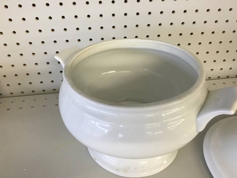 lot 5 image: porcelain gravy pot