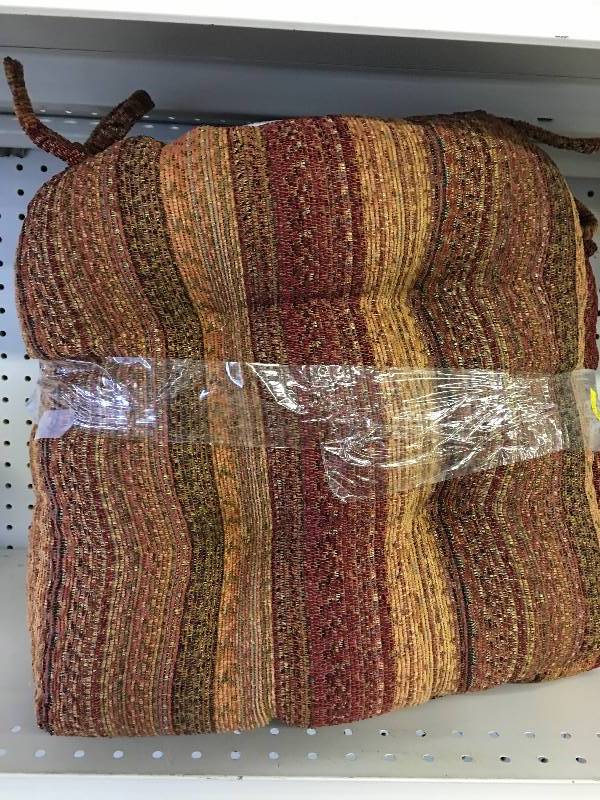 lot 6 image: 4 chair pillows