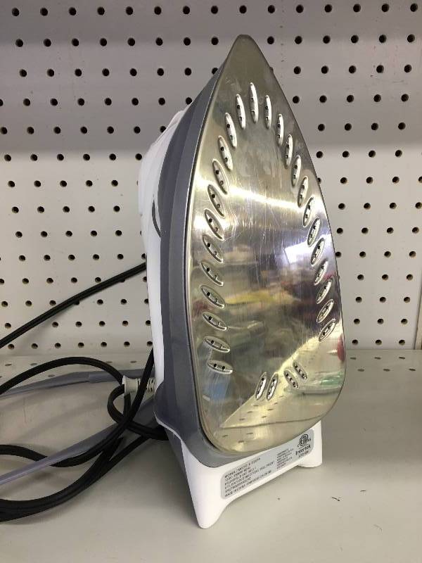 lot 9 image: BLACKDECKER D2030 Auto-Off Digital Advantage Iron, White