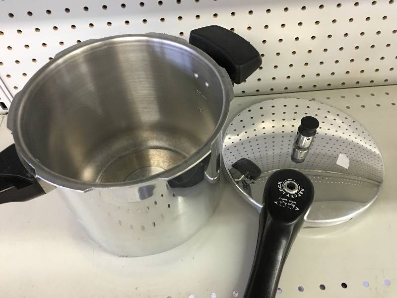 lot 43 image: 6-Quart Aluminum Pressure Cooker