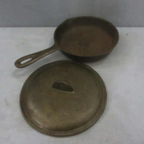 lot 48 image: Griswold Cast Iron Pan