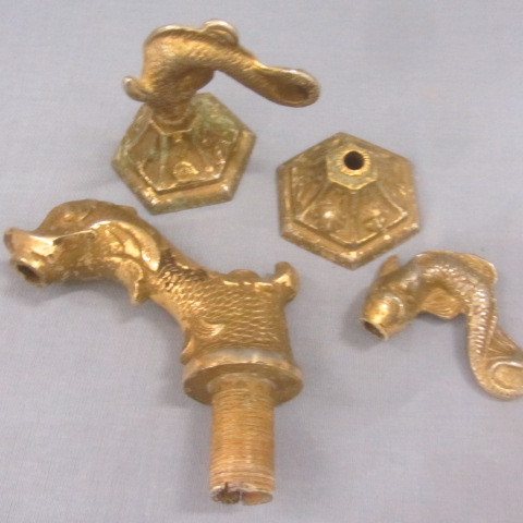 lot 144 image: Gold Gilt Bathroom Fixtures