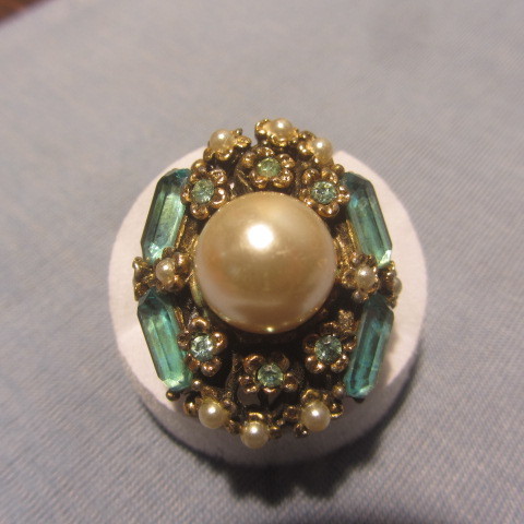 lot 216 image: Vintage Party Ring