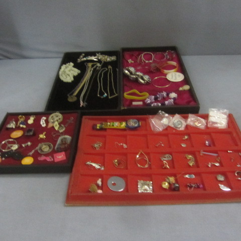 lot 221 image: Grandmas Jewelry Box