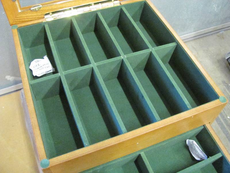 lot 20 image: Collectors Chest