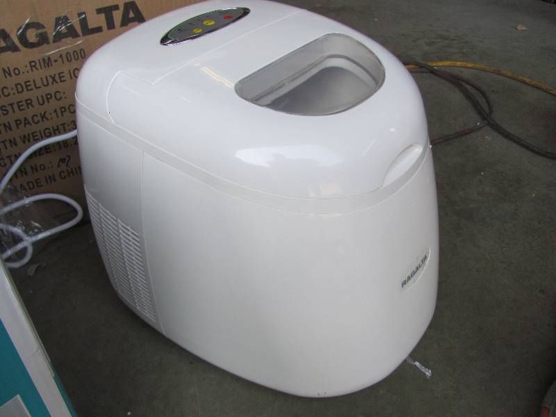 lot 51 image: Electric Ice Maker