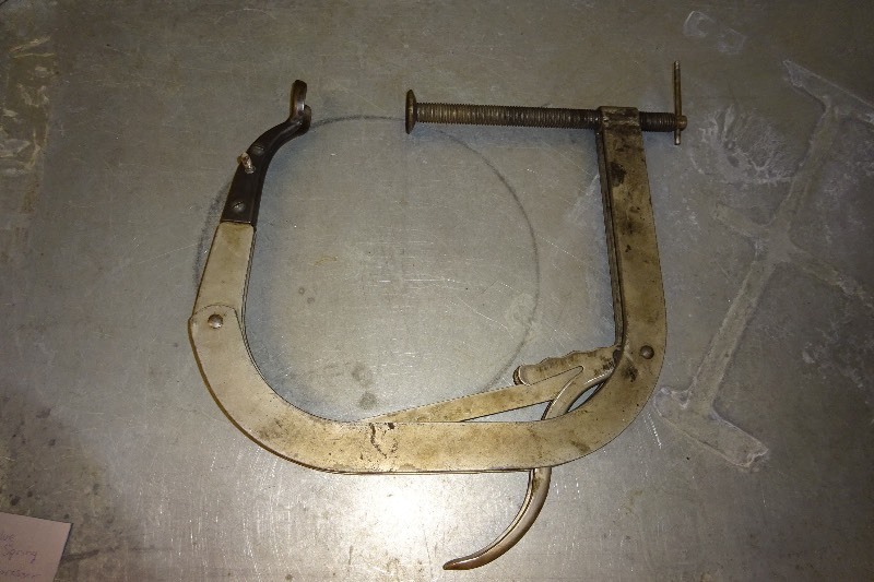 Valve spring compressors