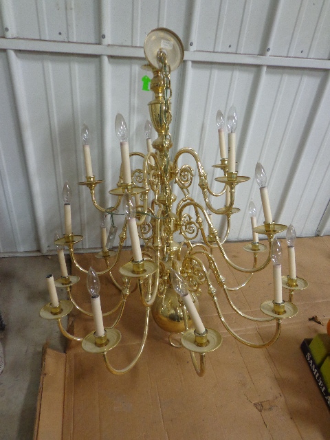 lot 9 image: Chandelier