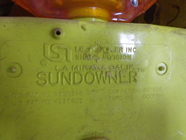 lot 10 image: 6 Sundowner Barricade Lights