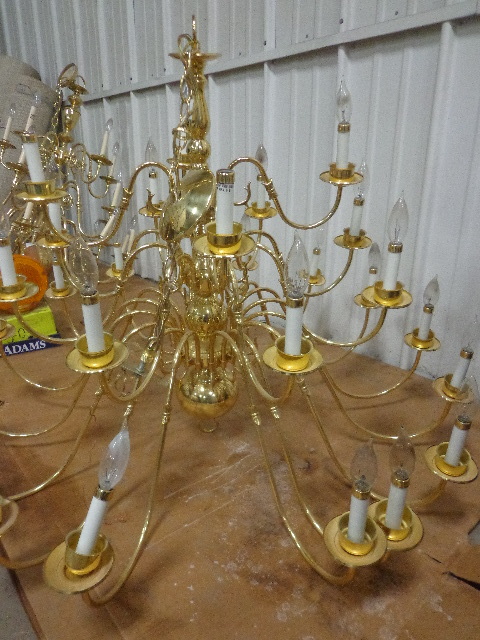 lot 11 image: Chandelier