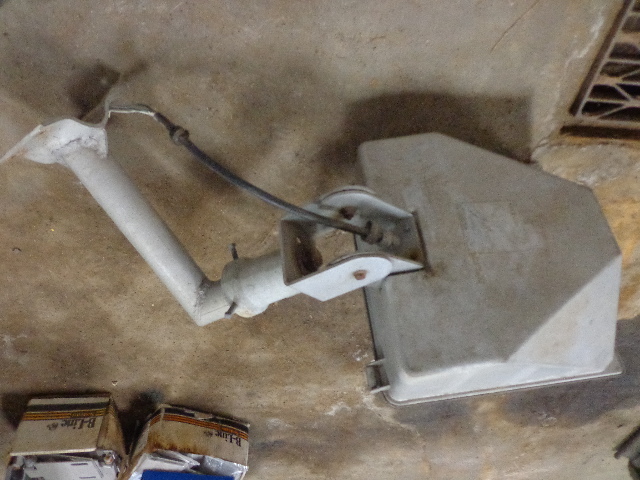 lot 18 image: Yard Light