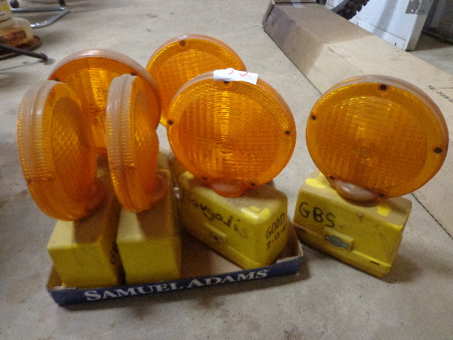 lot 32 image: 6 Night Flashers Barricade Lights