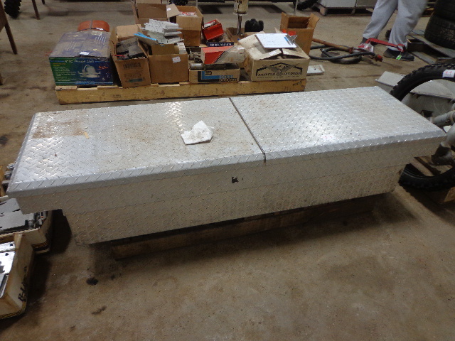 lot 43 image: Aluminum Tool Box For A Truck