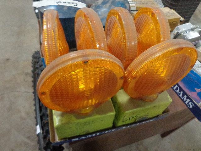 lot 59 image: 6 Sundowner Barricade Lights